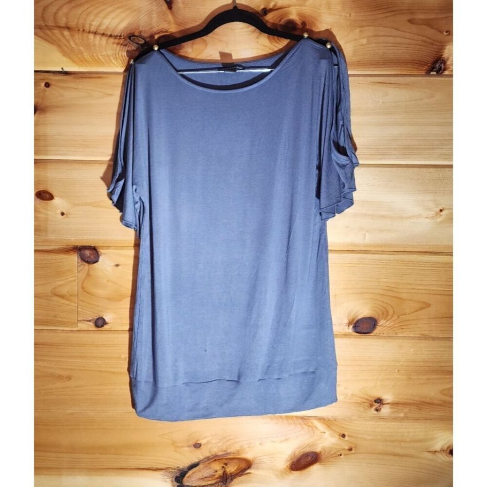 Chelsea & Theodore Women's Size Medium Top Slit Sleeve With Button On Sleeves